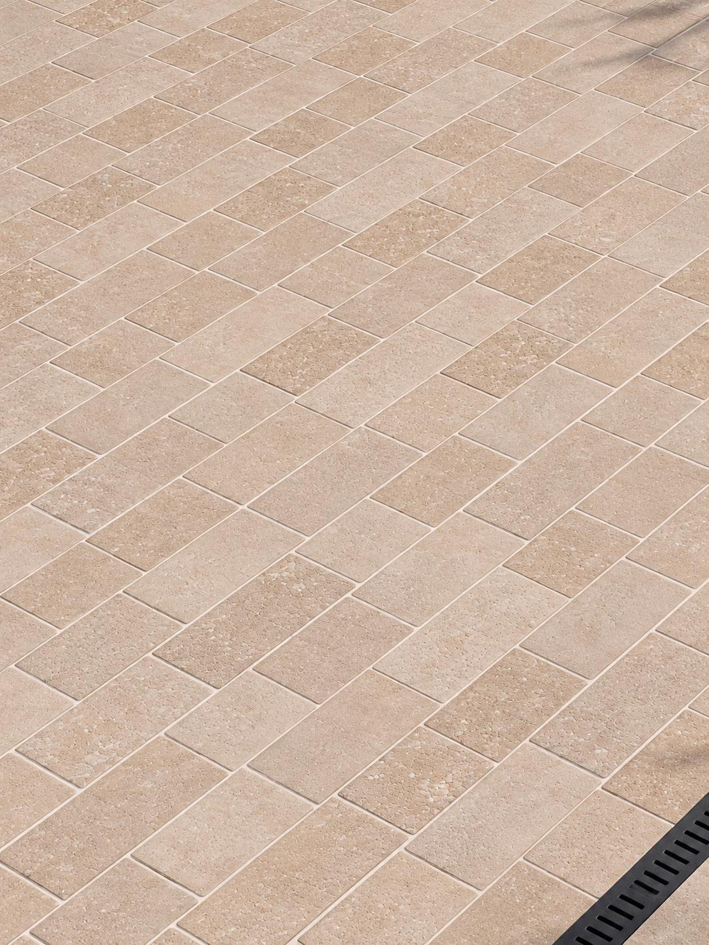 Dijon Honed and Tumbled Outdoor Paving Cobbles - 150xFree lengthx30mm